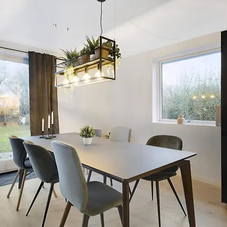 Beautiful Newly Renovated Summer House By The Sea