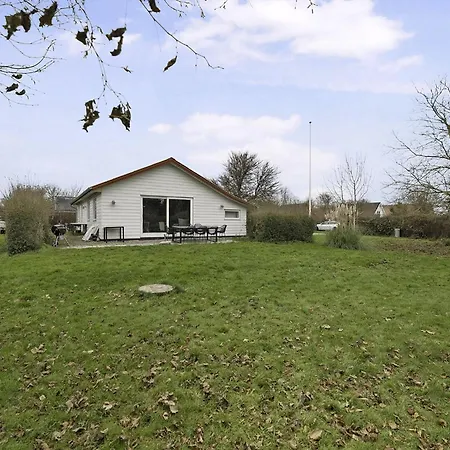 Beautiful Newly Renovated Summer House By The Sea