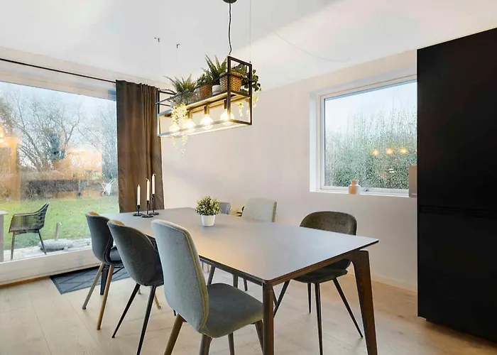 Дом отдыха Beautiful Newly Renovated Summer House By The Sea Frorup