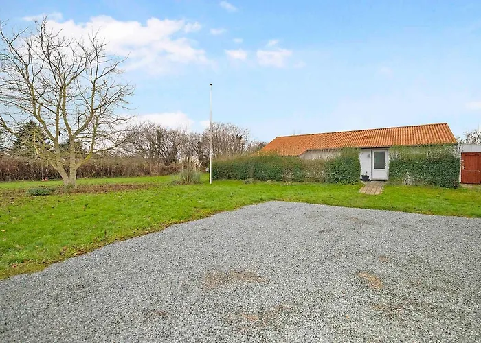 Дом отдыха Beautiful Newly Renovated Summer House By The Sea Frorup