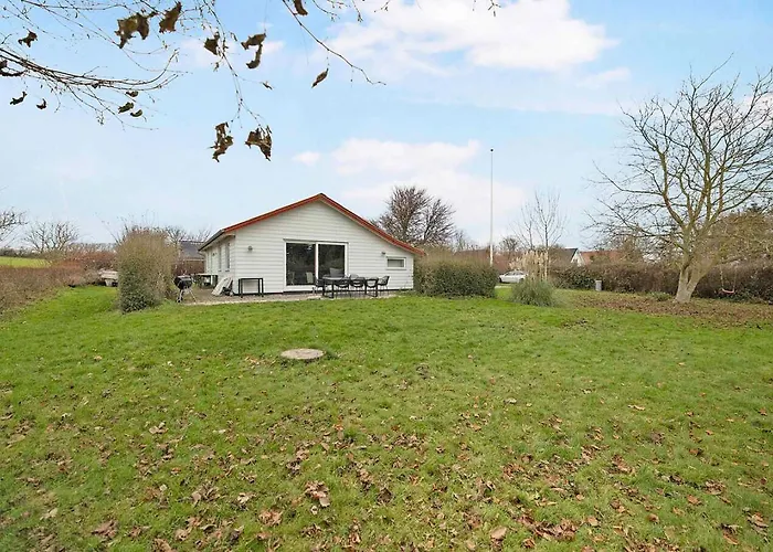 Дом отдыха Beautiful Newly Renovated Summer House By The Sea Frorup